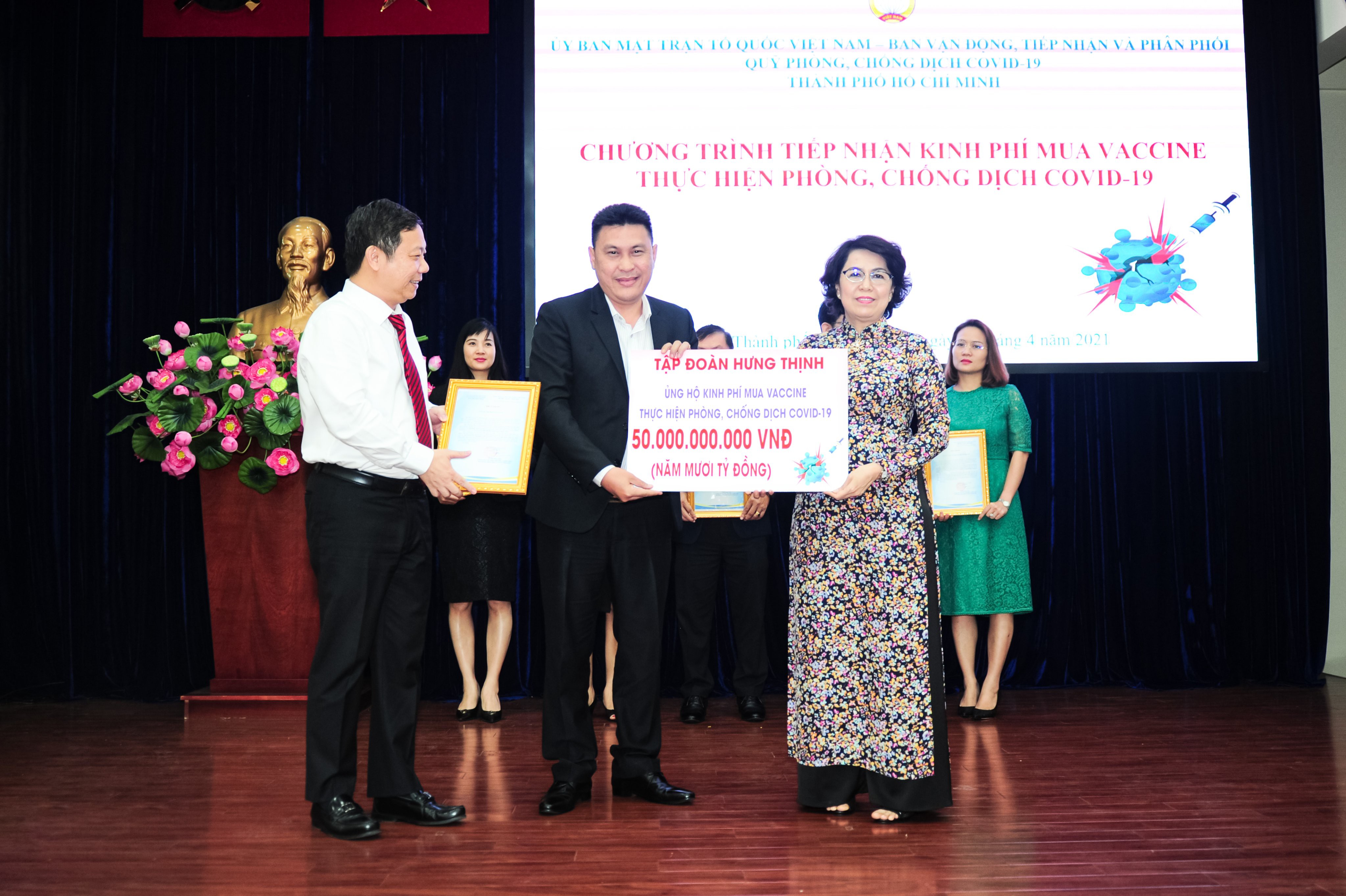 Tập Đoàn Hưng Thịnh trao tặng 50 tỷ đồng kinh phí mua Vắc-xin phòng ngừa COVID-19